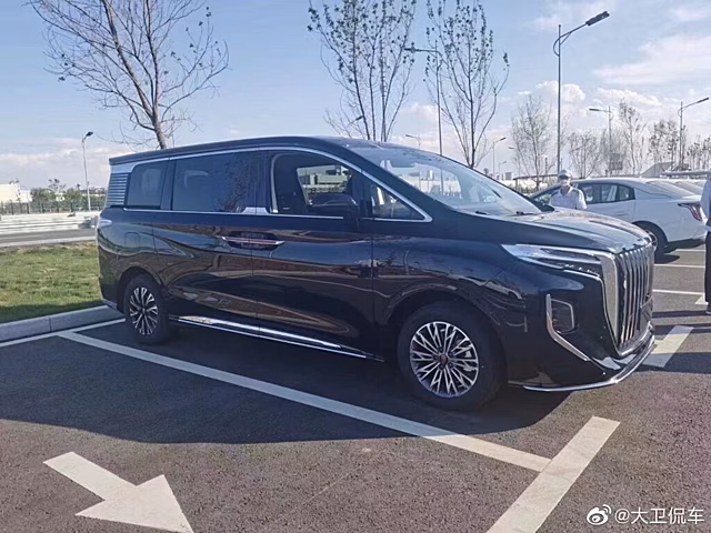 Премиальная марка HONGQI из Китая тестирует конкурента минивэну AURUS Arsenal