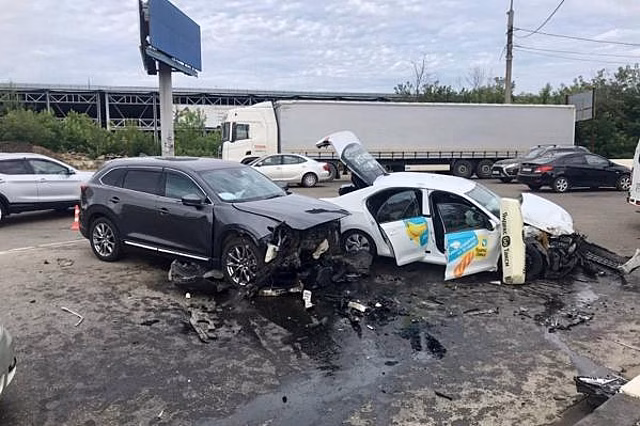 В аварии с такси в Иркутске пострадали четыре человека