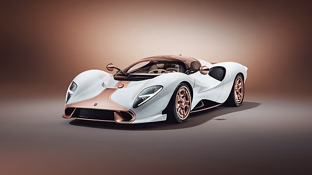 Без экранов в салоне и с механической коробкой: De Tomaso показал винтажный суперкар P72