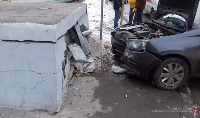 Под Волгоградом в ДТП с «Грантой» и «Приорой» пострадали две женщины
