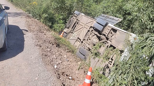В Красноярском крае автобус с туристами слетел в кювет