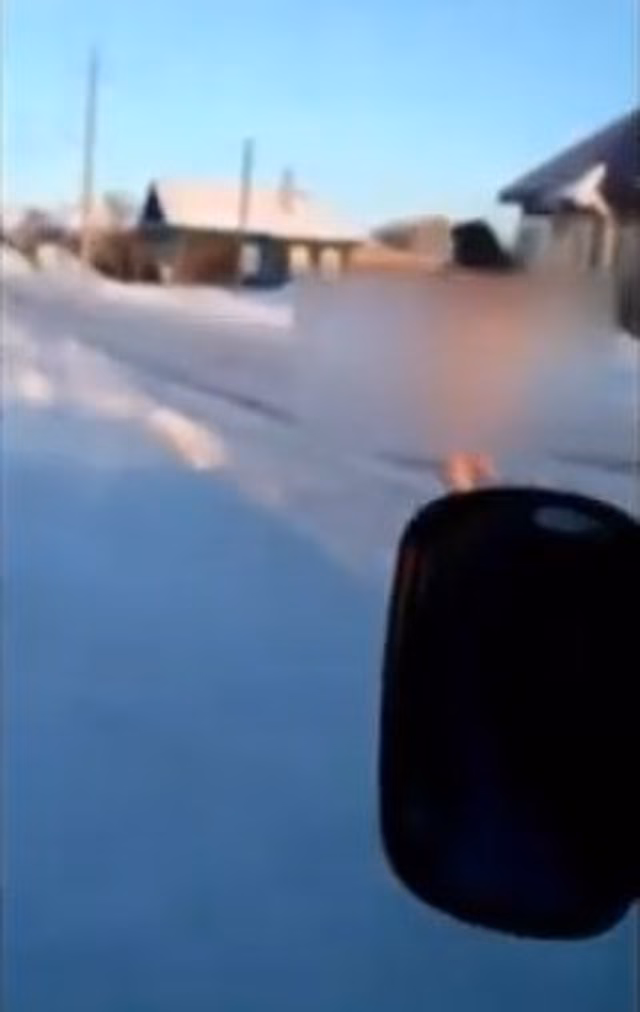 Видео: В Башкирии засняли женщину, бегущую голышом на морозе
