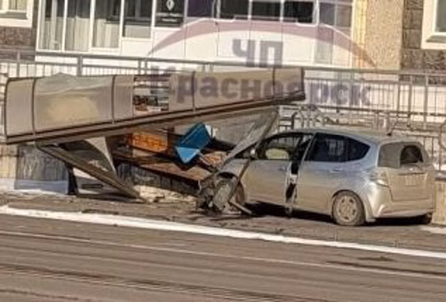 В Красноярске легковушка на высокой скорости влетела в остановку