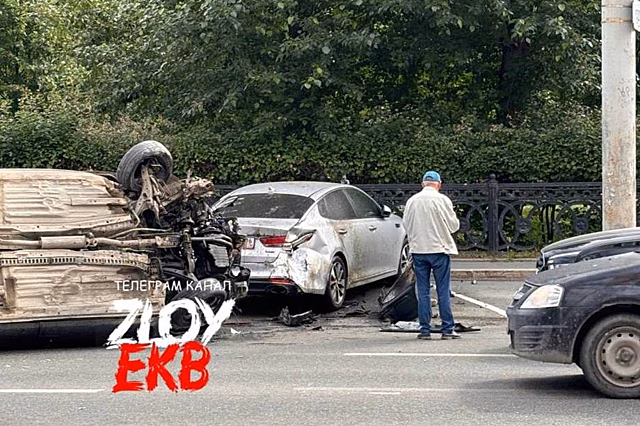 В центре Екатеринбурга перевернулась иномарка