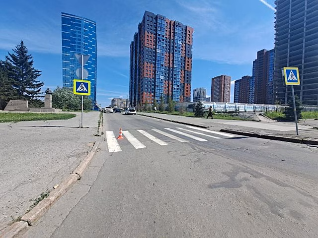 Гонщик на самокате сбил мать и дочь в Новосибирске