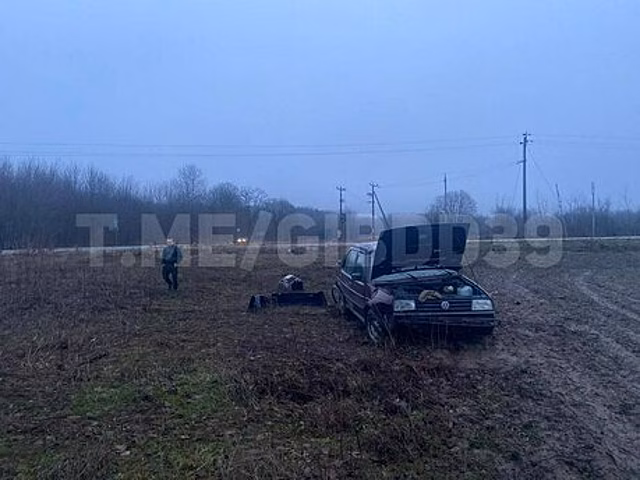 Под Зеленоградском легковушка неудачно повернула и вылетела в поле, пострадал 75-летний пассажир