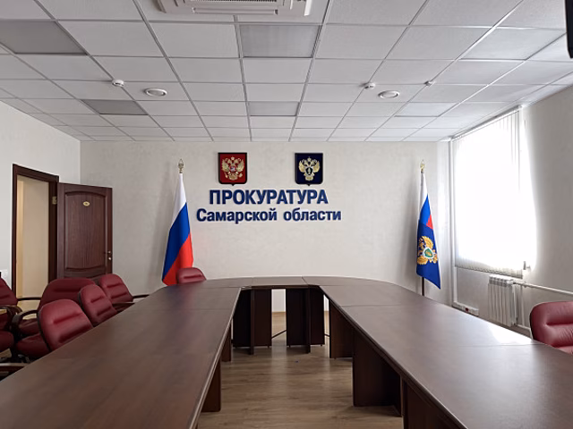 Может остаться без авто: в Самарской области пьяный мужчина на иномарке врезался в школьный автобус с детьми