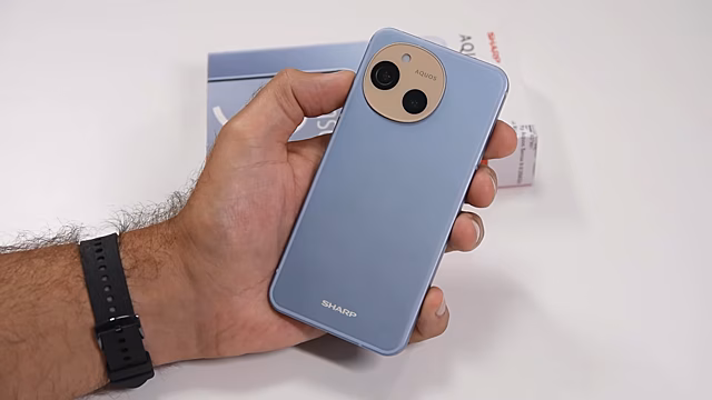 Блогер протестировал новый японский компактный смартфон Sharp Aquos 9