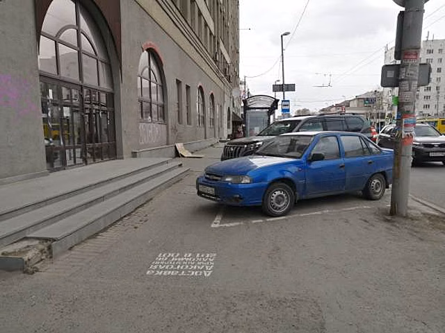 Мэрия Екатеринбурга и ГИБДД не могут поделить парковку возле ресторана в центре города