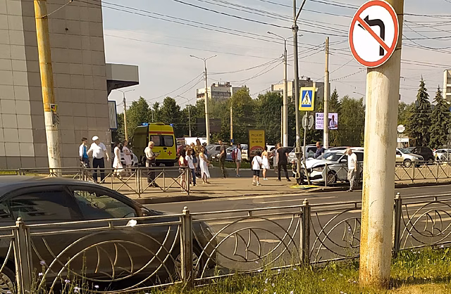 Такси влетело в фонарный столб в Костроме