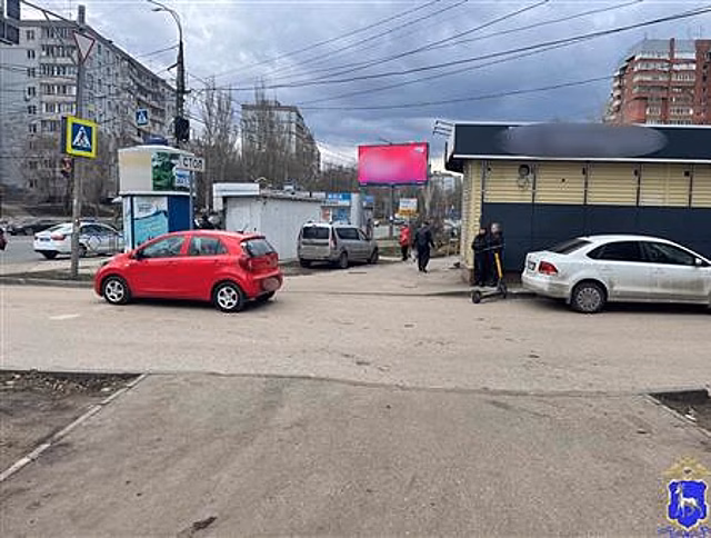 В Самаре автомобилистка сбила подростка на электросамокате