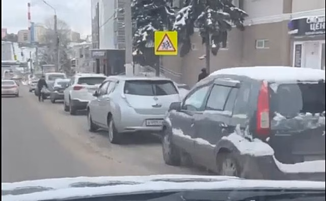 Мэр Курска вновь показал, как автовладельцы не дают убирать городские улицы от снега