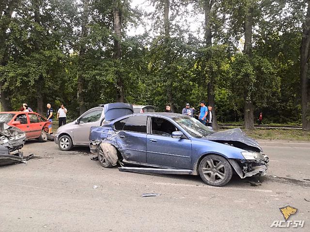 Появилось видео с места аварии четырех автомобилей на улице Петухова в Новосибирске