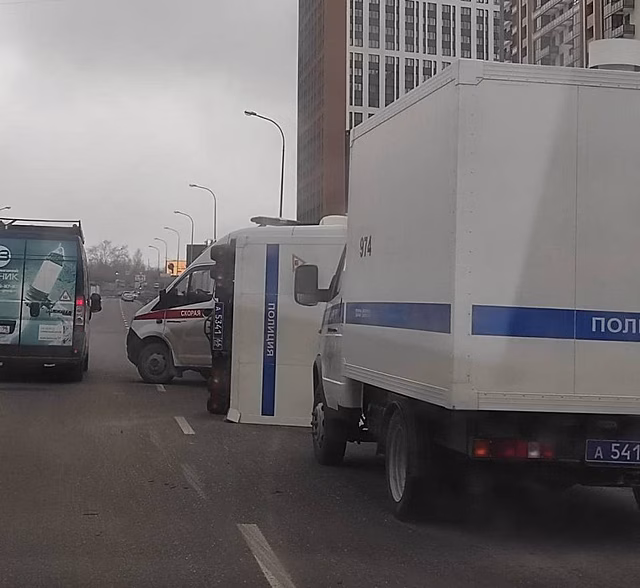 В Екатеринбурге перевернулся автозак полиции с задержанными