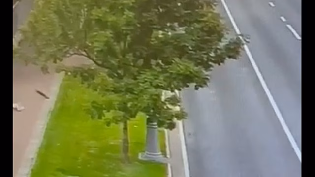 Мужчина на электросамокате сбил ребенка в центре Москвы. Видео