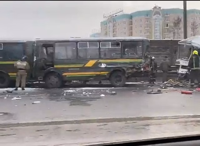 Грузовик протаранил колонну военных автобусов на Новорижском шоссе в Подмосковье
