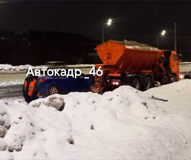 В Курске легковой автомобиль врезался в КАМАЗ
