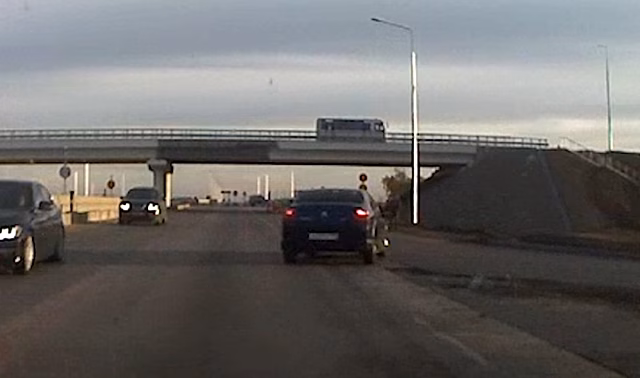 Под Волгоградом полицейские открыли стрельбу по колесам машины лихача