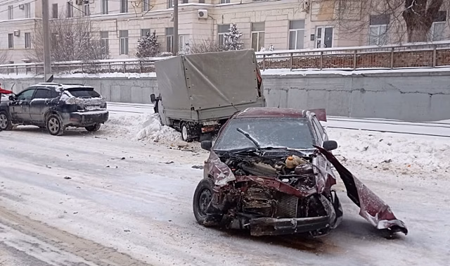Появилась запись серьезного ДТП на улице Электролесовской в Волгограде
