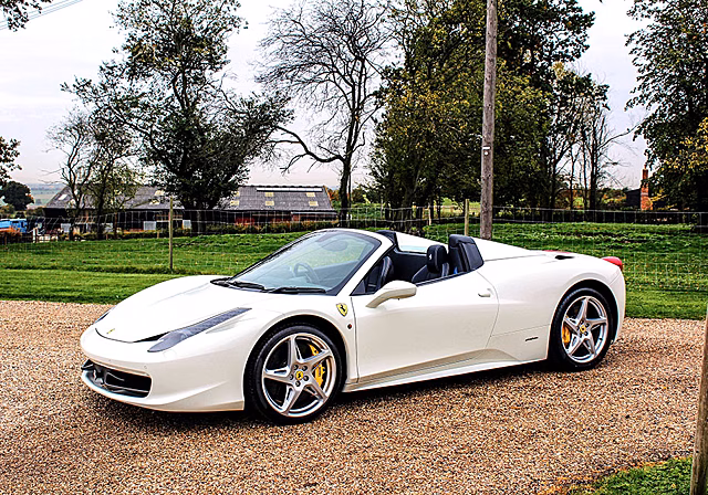 Посмотрите, как Ferrari 458 уничтожают на свалке