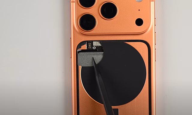 iFixit: корпус iPhone 17 Pro прочный, но выступ камеры царапается мгновенно